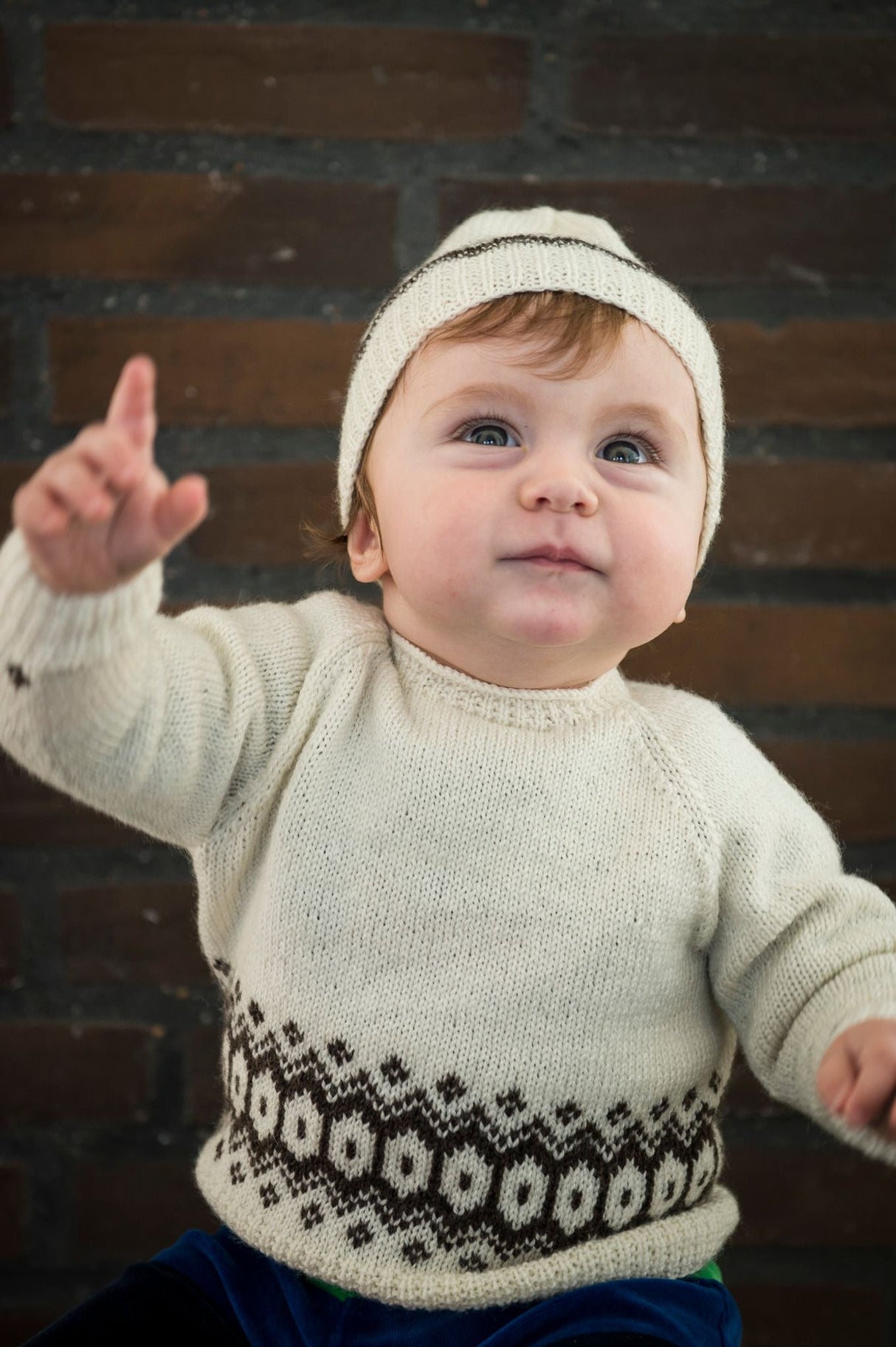 Babysweater og hue med mønster