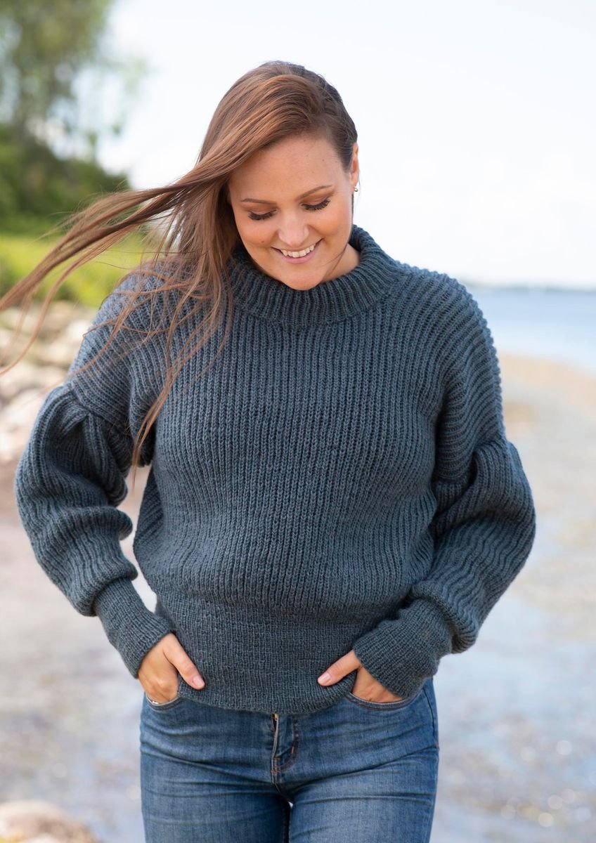 Patentstrikket sweater med læg på ærmerne